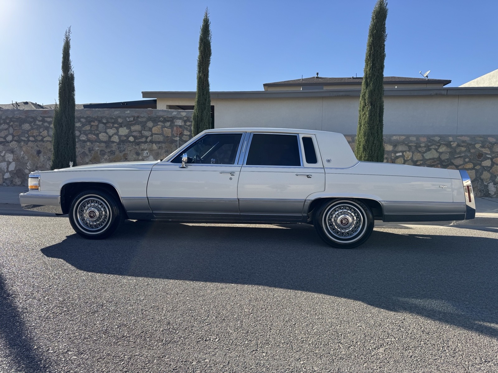 Cadillac-Brougham-1991-Sedan-3