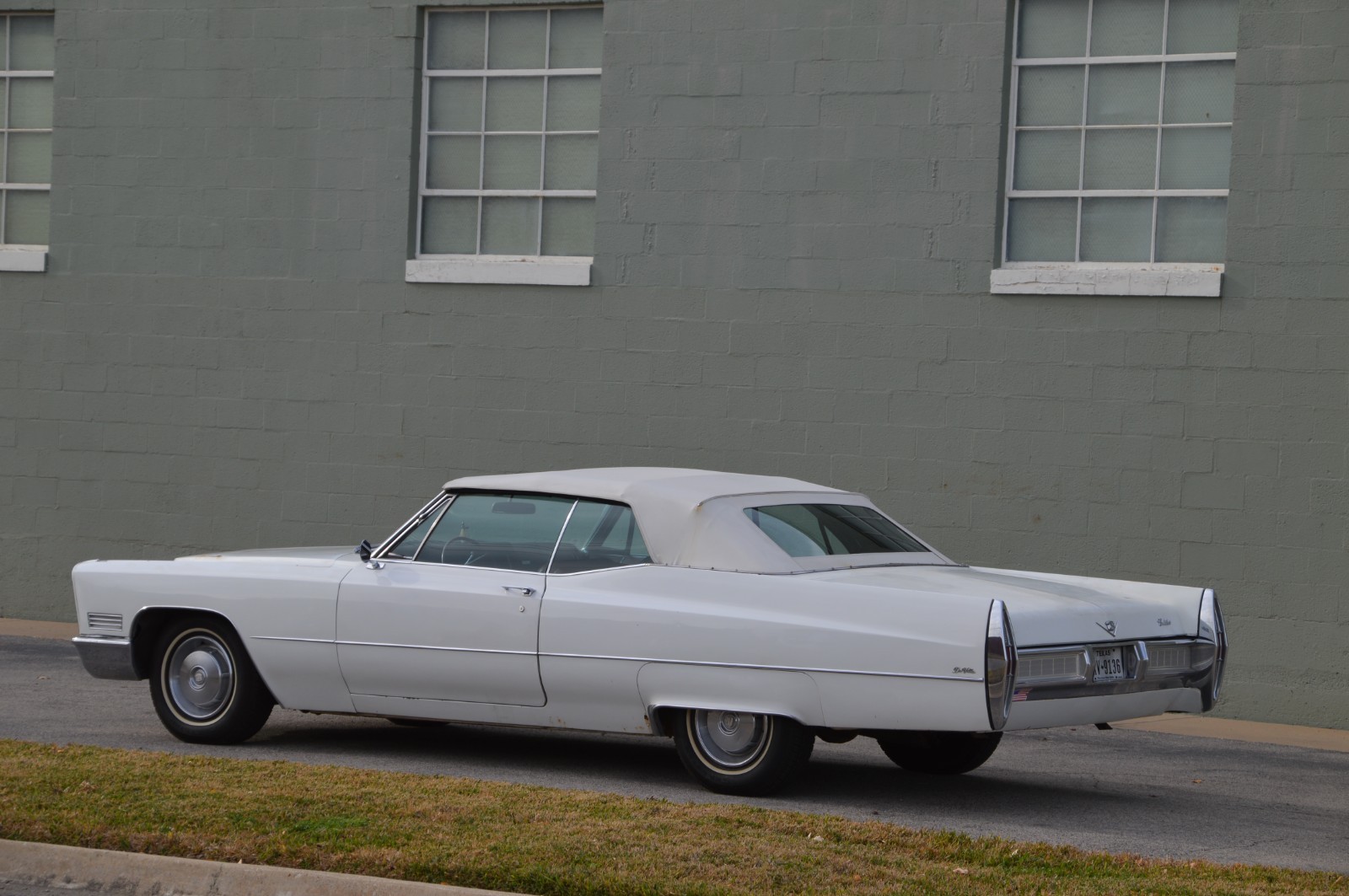 Cadillac-DE-VILLE-1967-Convertible-2