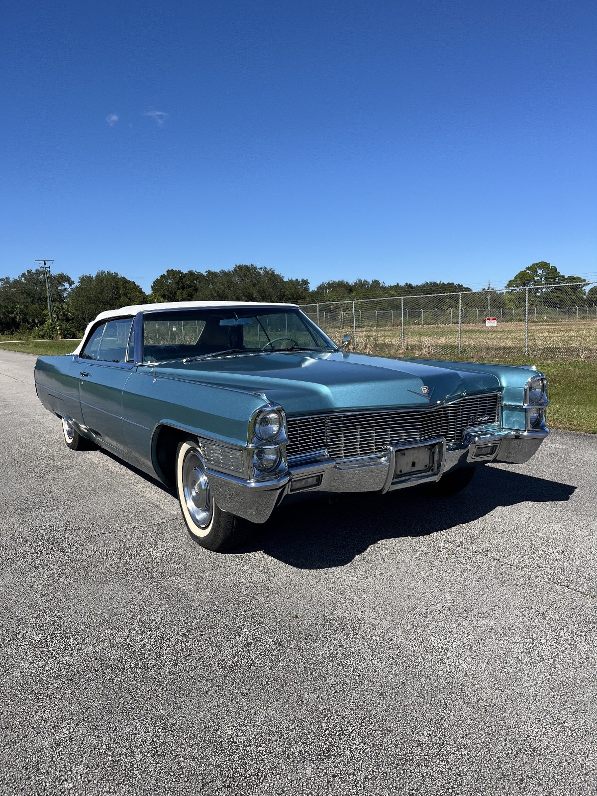 Cadillac-DeVille-1965-Convertible-1
