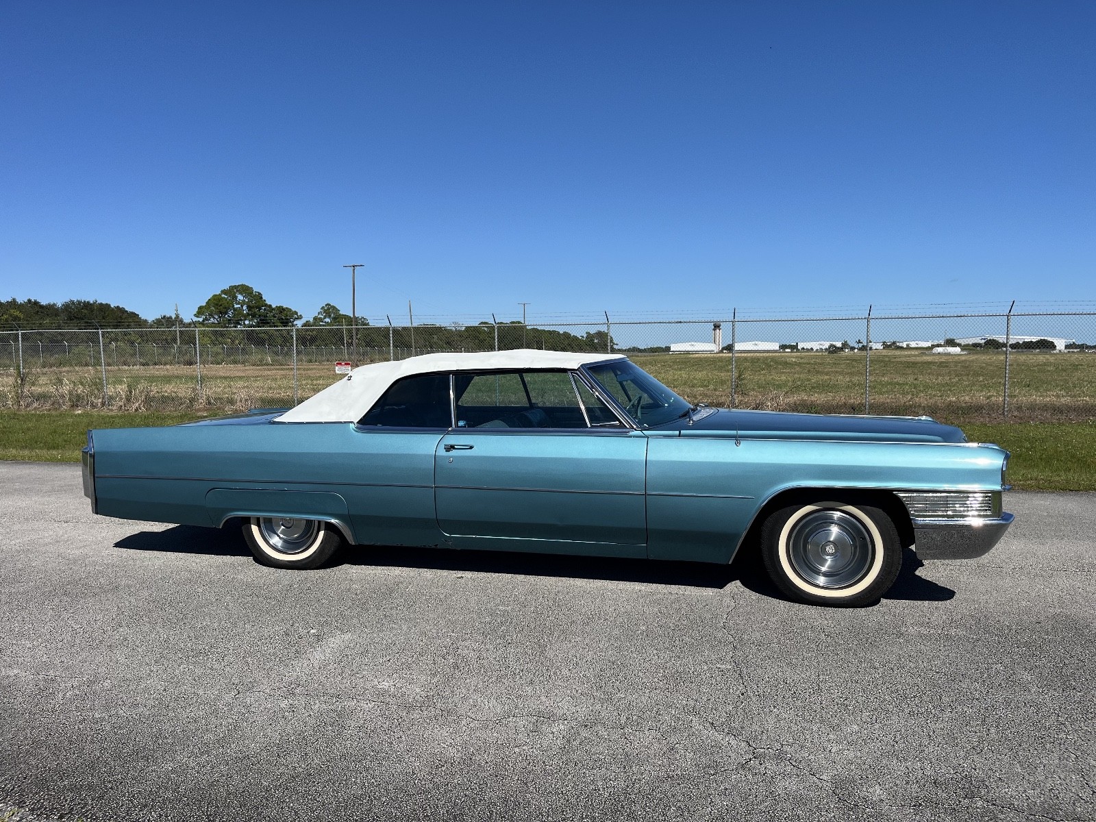 Cadillac-DeVille-1965-Convertible-2