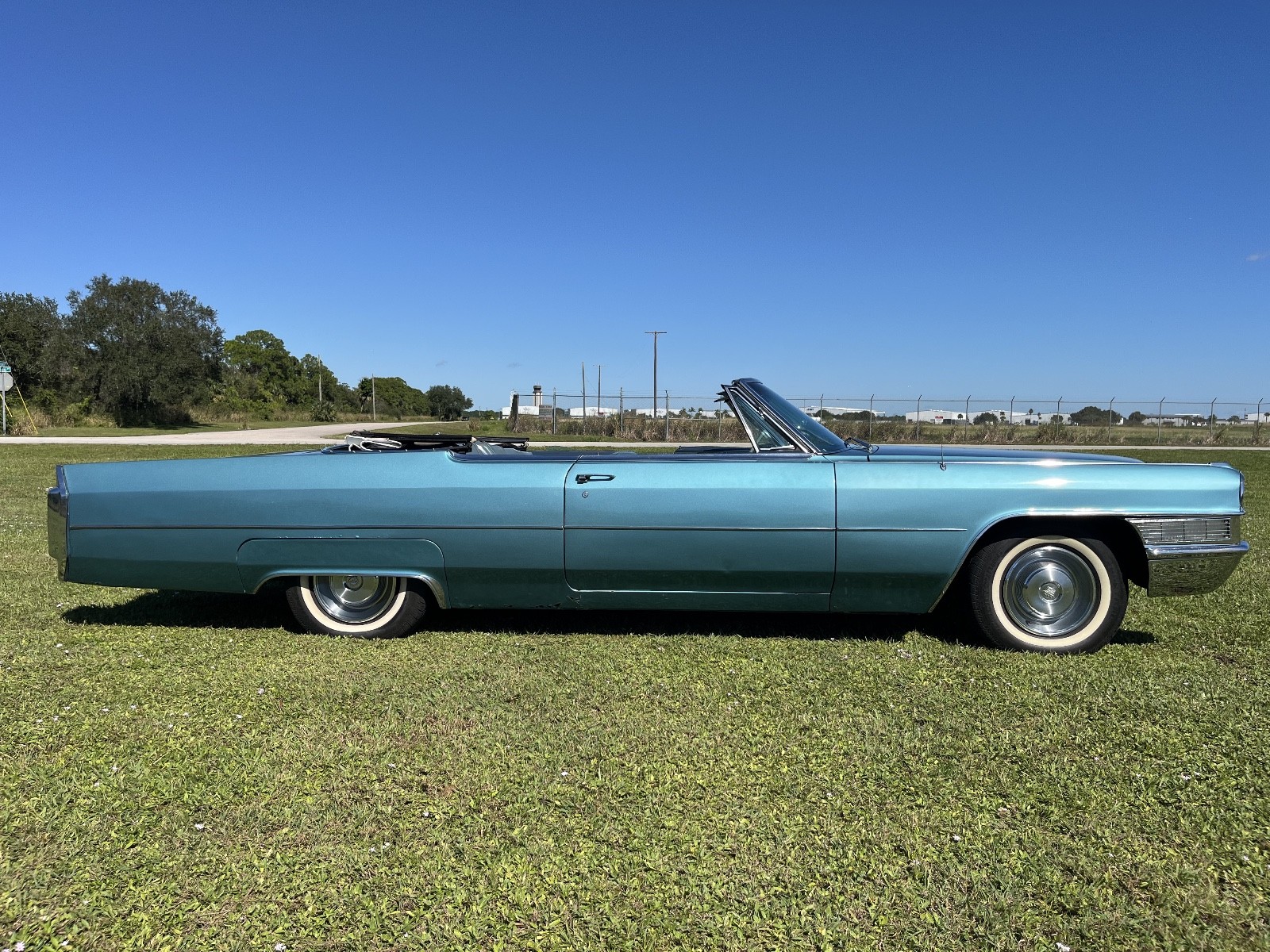Cadillac-DeVille-1965-Convertible