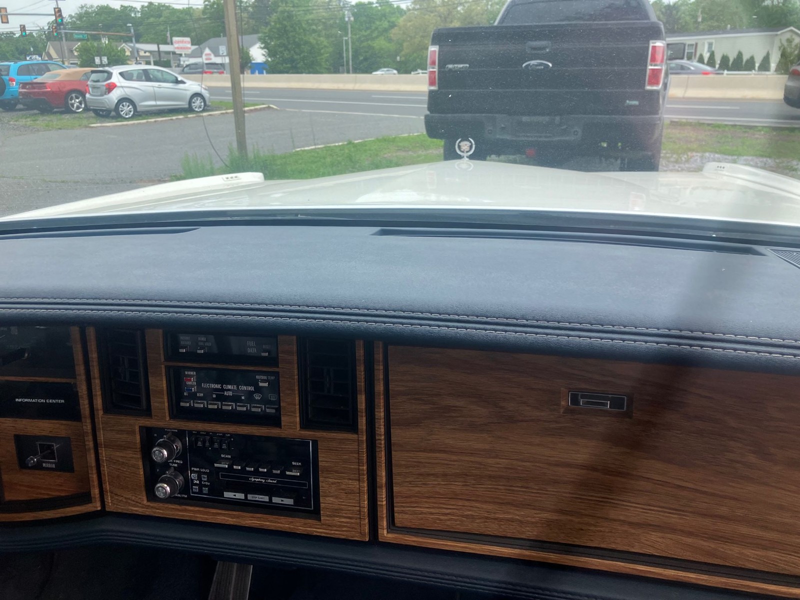 Cadillac-Eldorado-1985-Biarritz-21