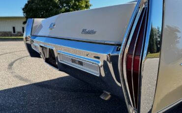 Cadillac-Sedan-DeVille-1971-Sedan-27