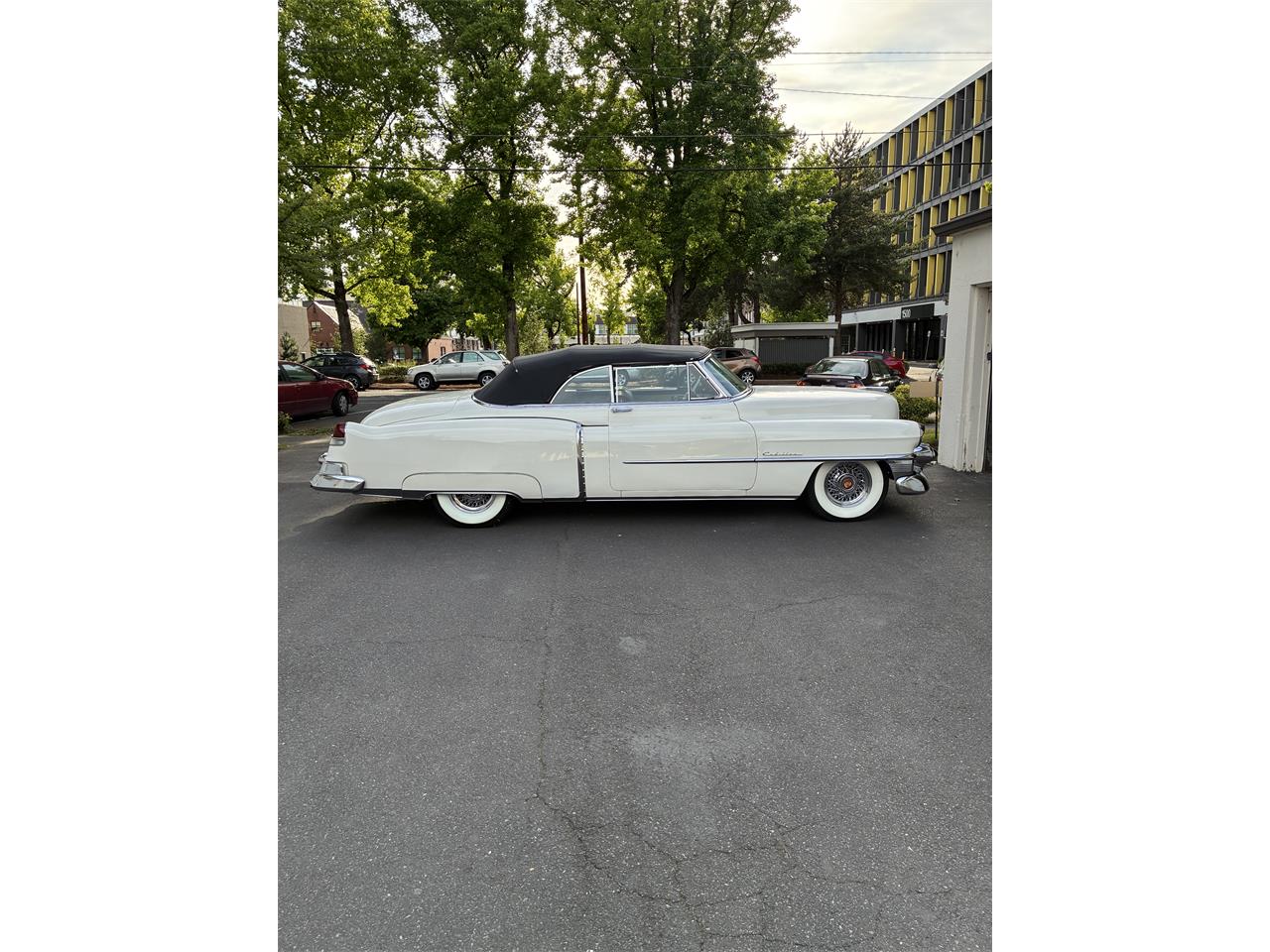 Cadillac-Series-62-1953-White-Burgundy-24