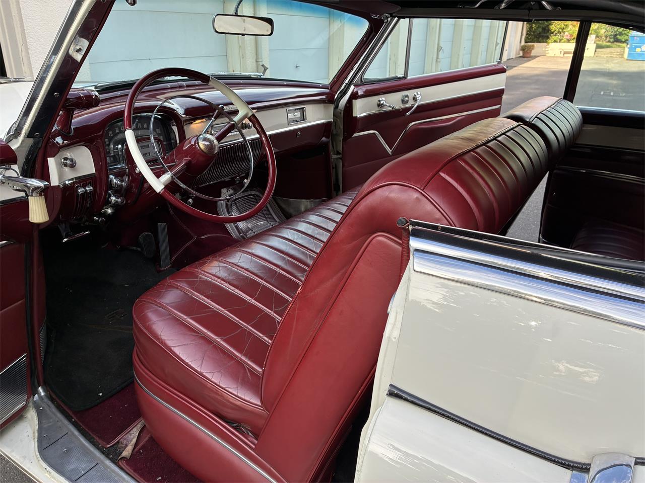 Cadillac-Series-62-1953-White-Burgundy-28