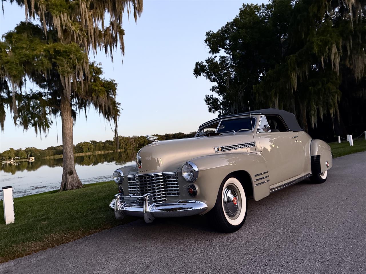 Cadillac-Series-62-convertible-coupe-1941-tan-Gray-2