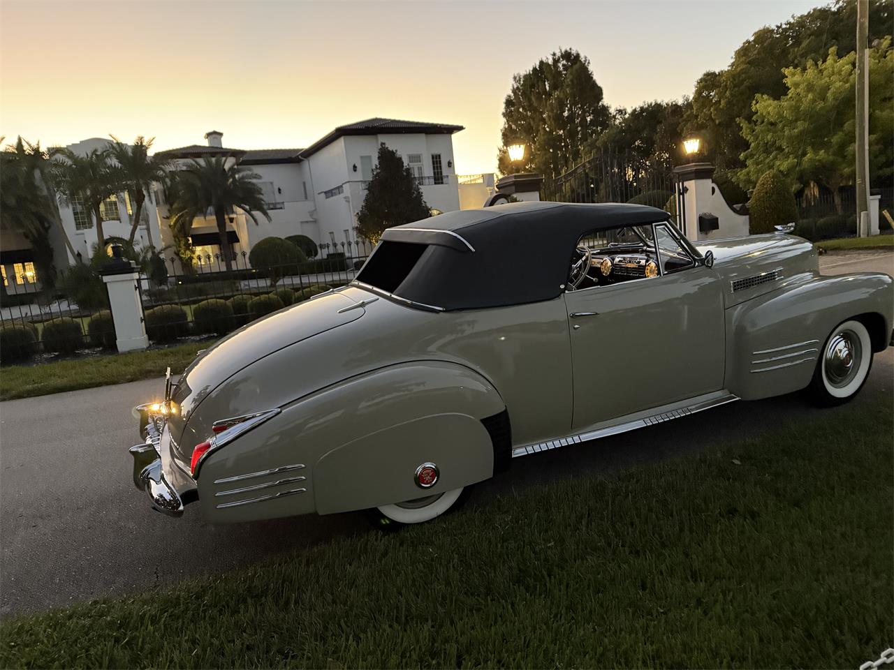 Cadillac-Series-62-convertible-coupe-1941-tan-Gray-27