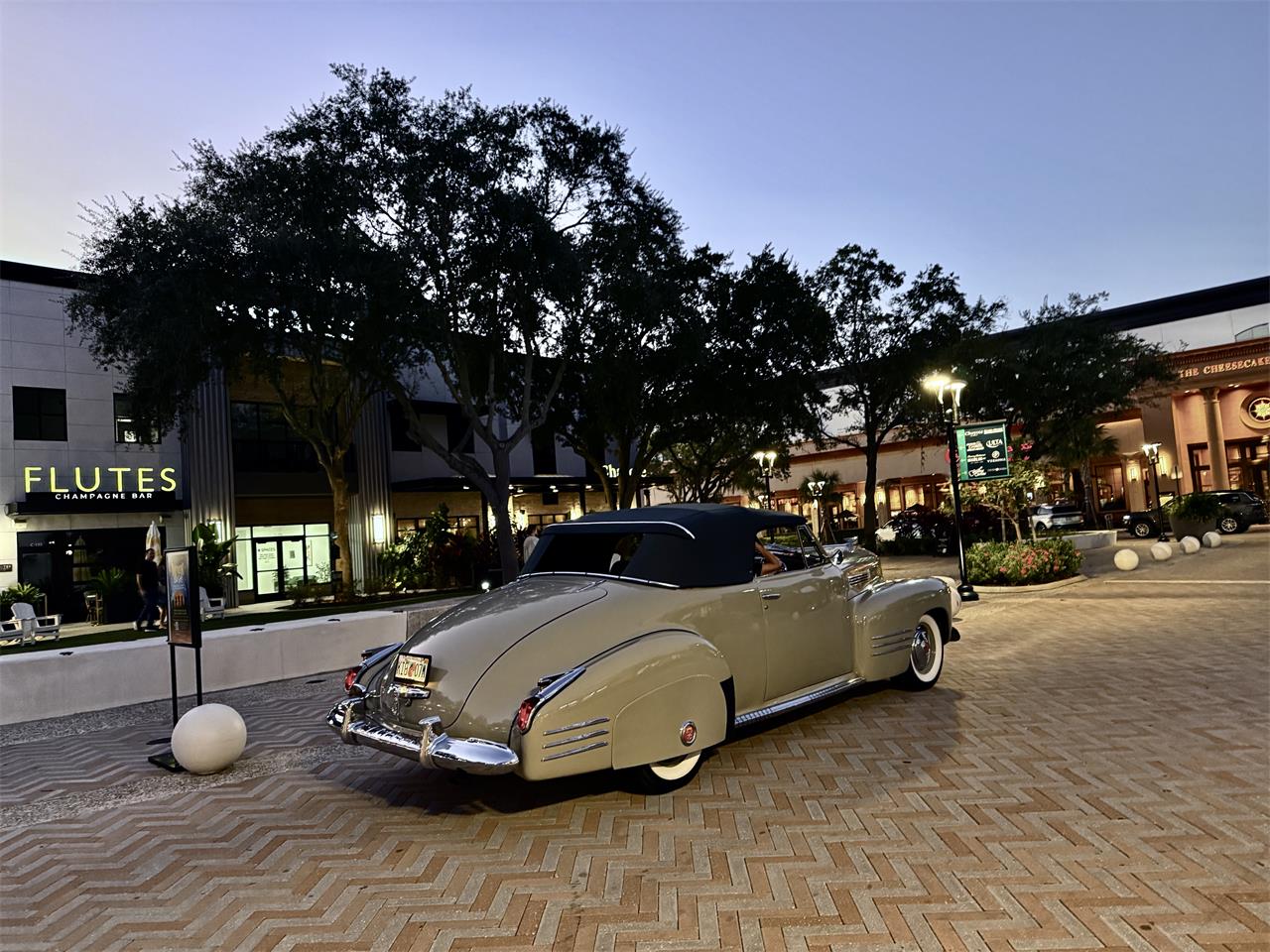 Cadillac-Series-62-convertible-coupe-1941-tan-Gray-29