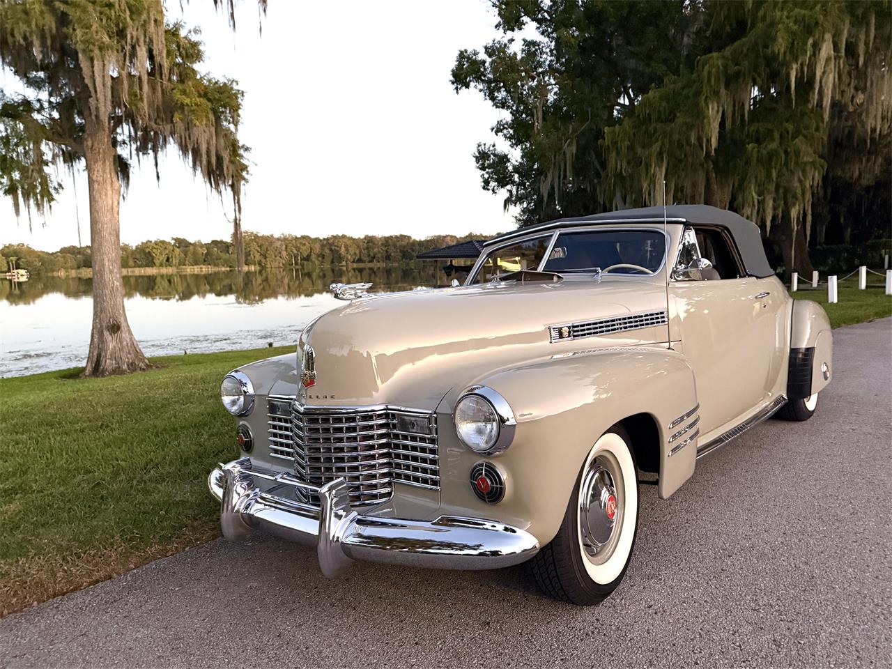 Cadillac-Series-62-convertible-coupe-1941-tan-Gray-3