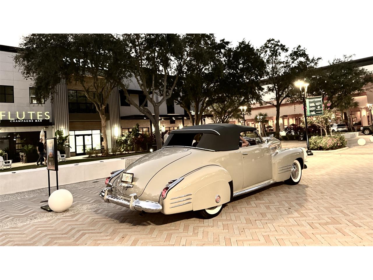 Cadillac-Series-62-convertible-coupe-1941-tan-Gray-31