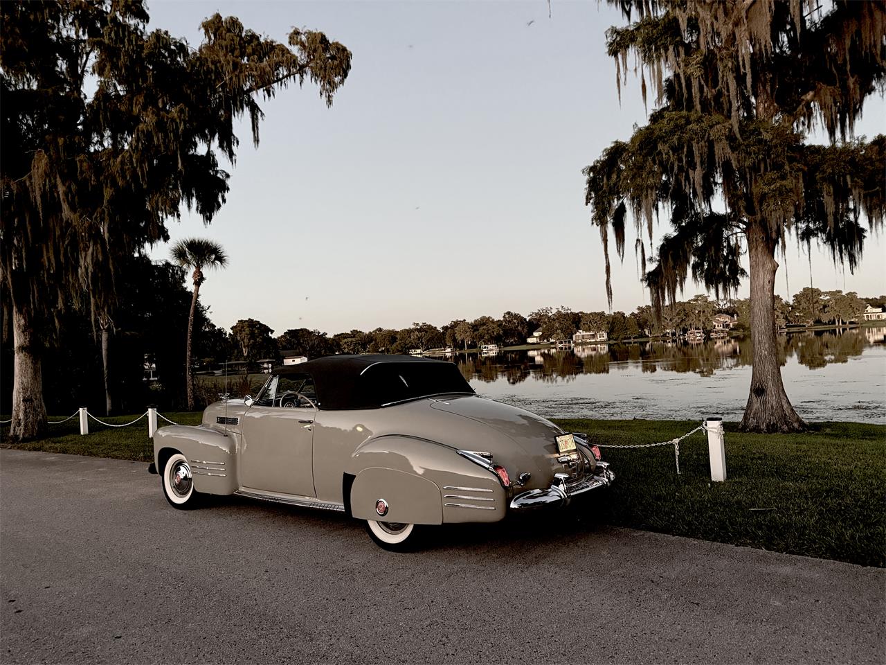 Cadillac-Series-62-convertible-coupe-1941-tan-Gray-33