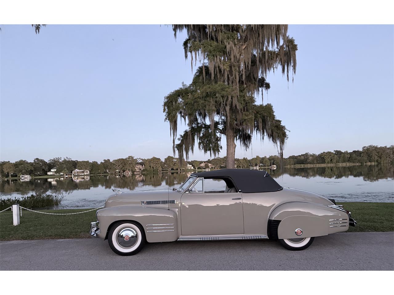 Cadillac-Series-62-convertible-coupe-1941-tan-Gray-35