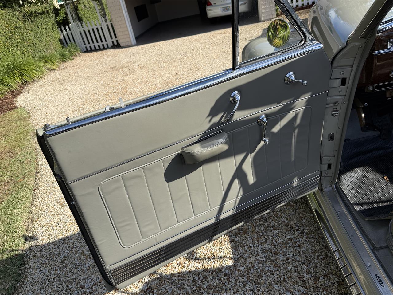 Cadillac-Series-62-convertible-coupe-1941-tan-Gray-44
