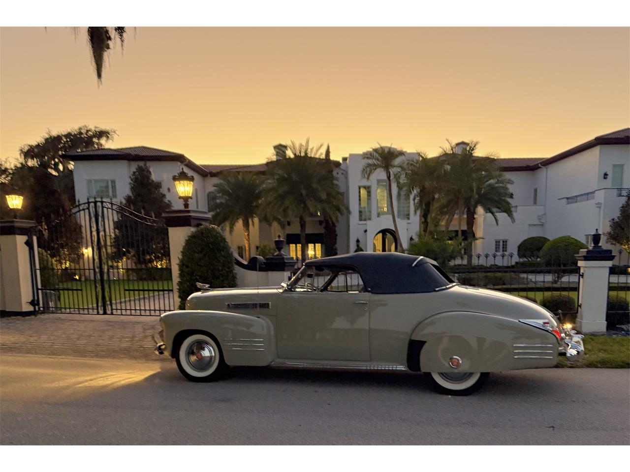 Cadillac-Series-62-convertible-coupe-1941-tan-Gray-64