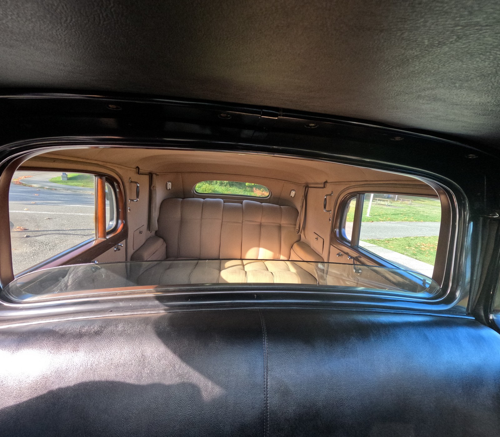 Cadillac-Series-90-1938-Town-Car-15