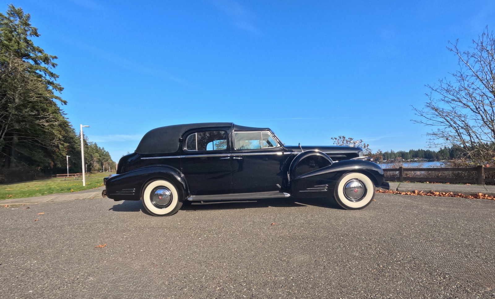 Cadillac-Series-90-1938-Town-Car-7