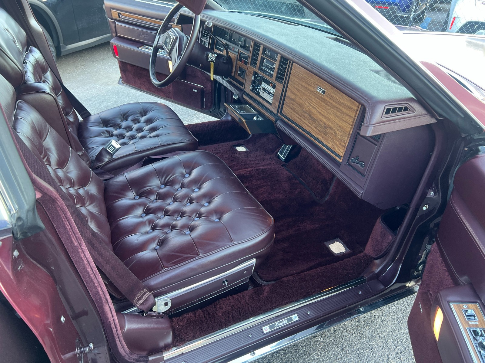 Cadillac-Seville-1985-Sedan-14