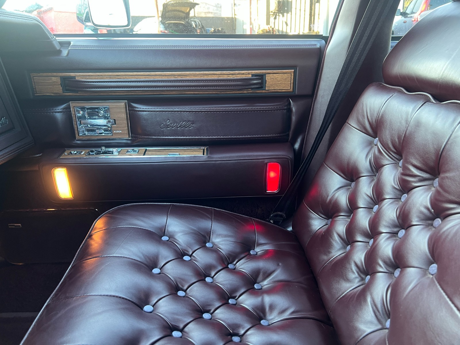 Cadillac-Seville-1985-Sedan-15