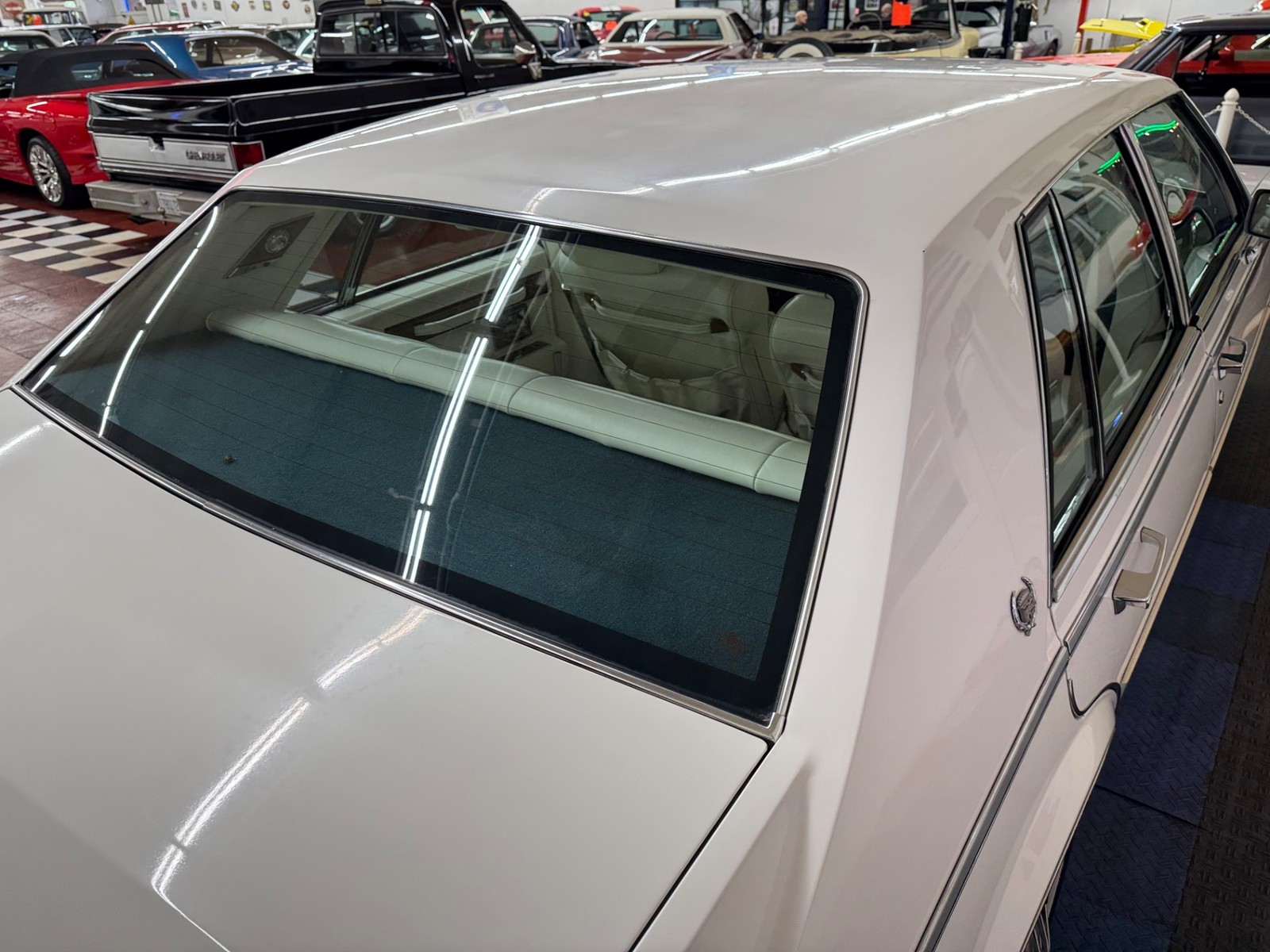 Cadillac-Seville-1985-Sedan-17