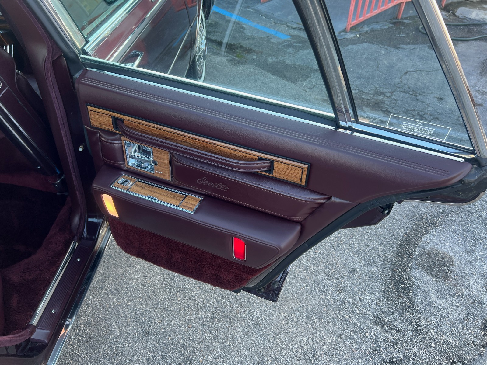 Cadillac-Seville-1985-Sedan-17