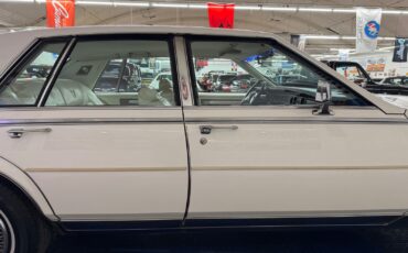 Cadillac-Seville-1985-Sedan-24
