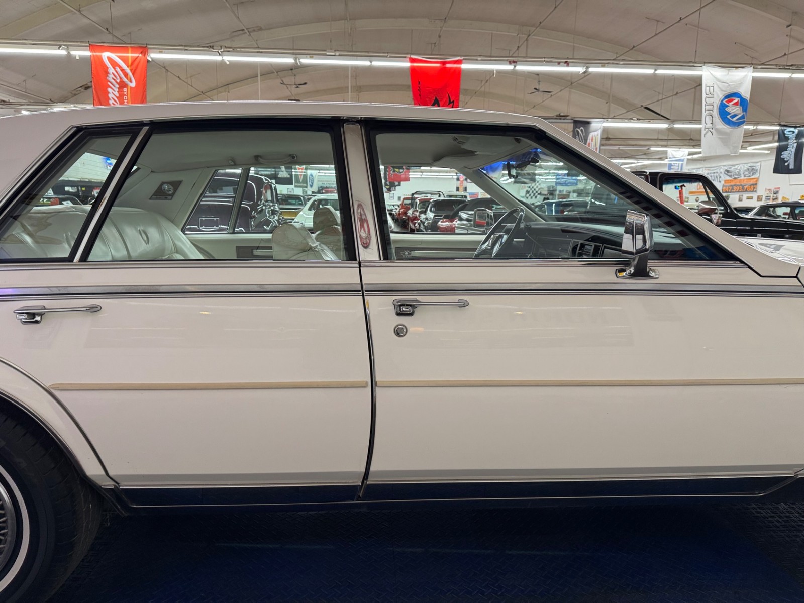 Cadillac-Seville-1985-Sedan-24