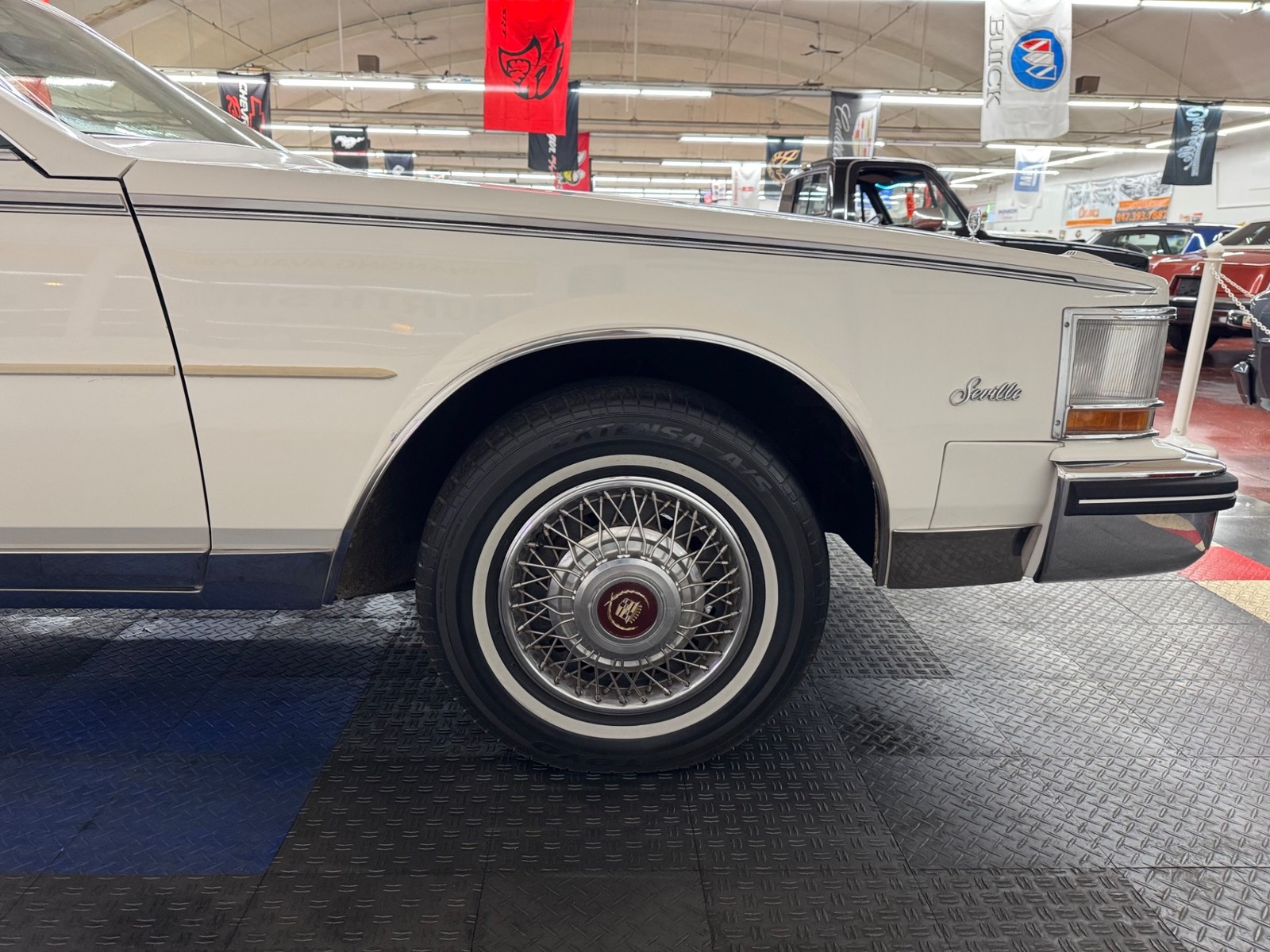 Cadillac-Seville-1985-Sedan-25