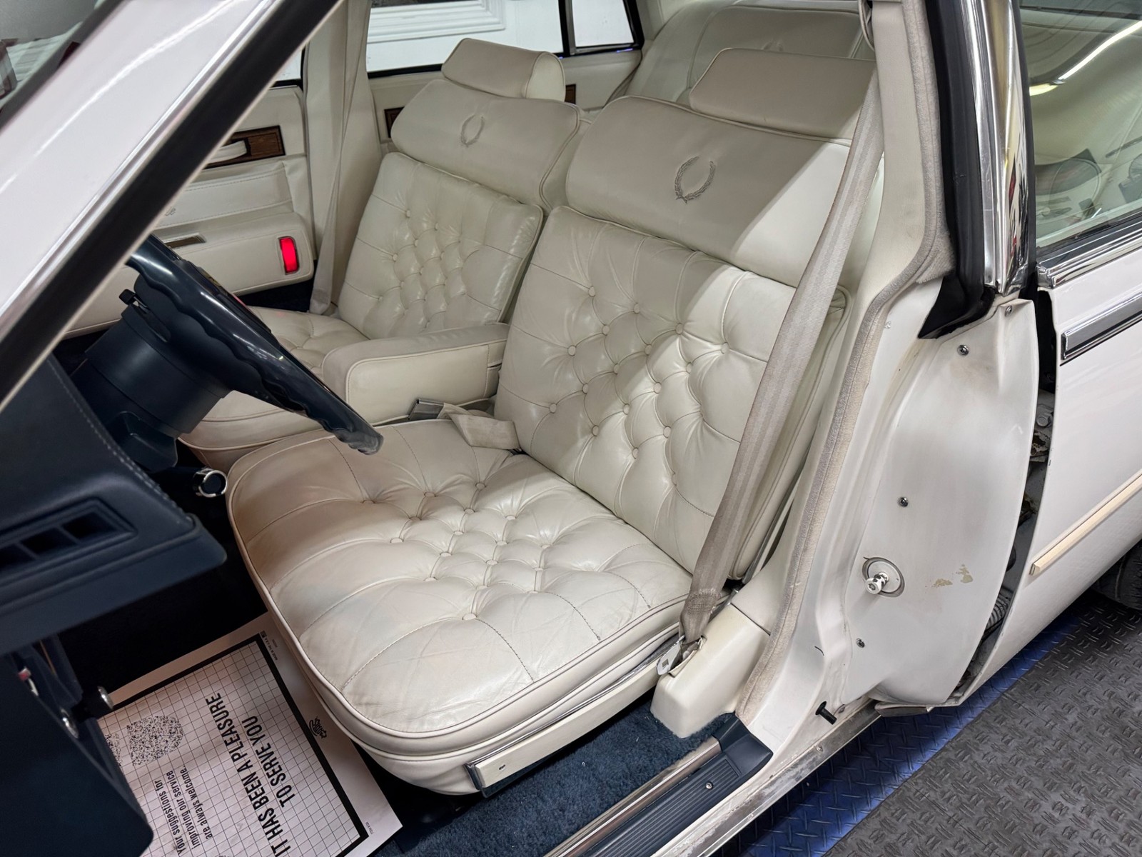 Cadillac-Seville-1985-Sedan-32