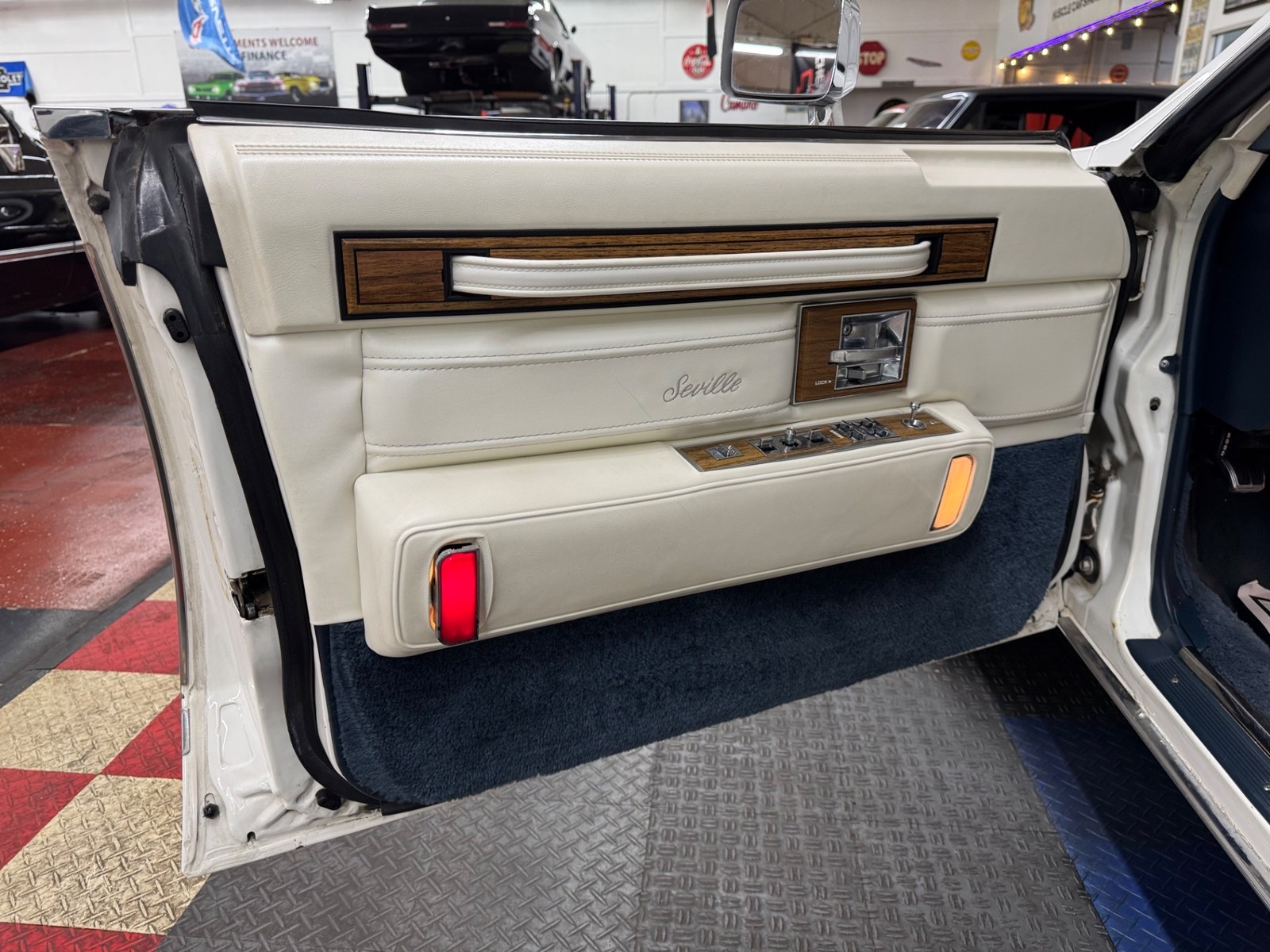 Cadillac-Seville-1985-Sedan-38