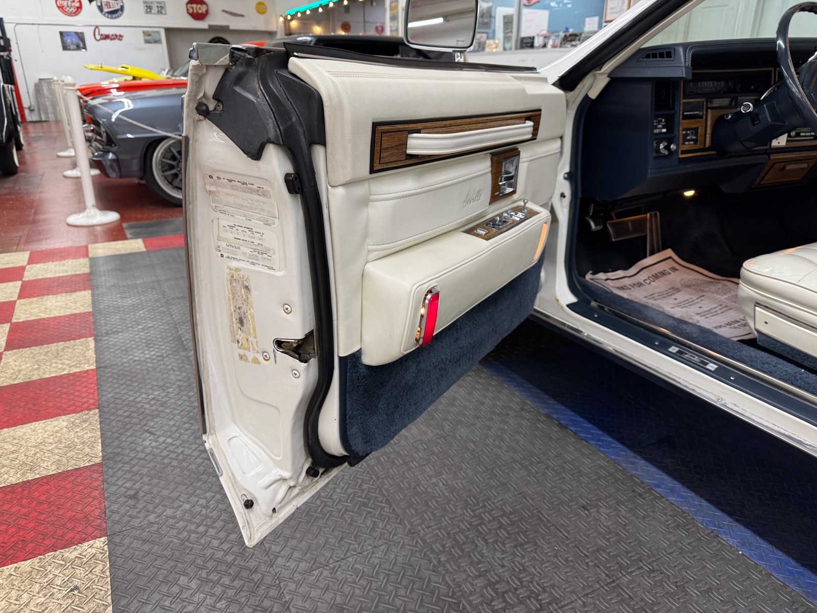 Cadillac-Seville-1985-Sedan-39