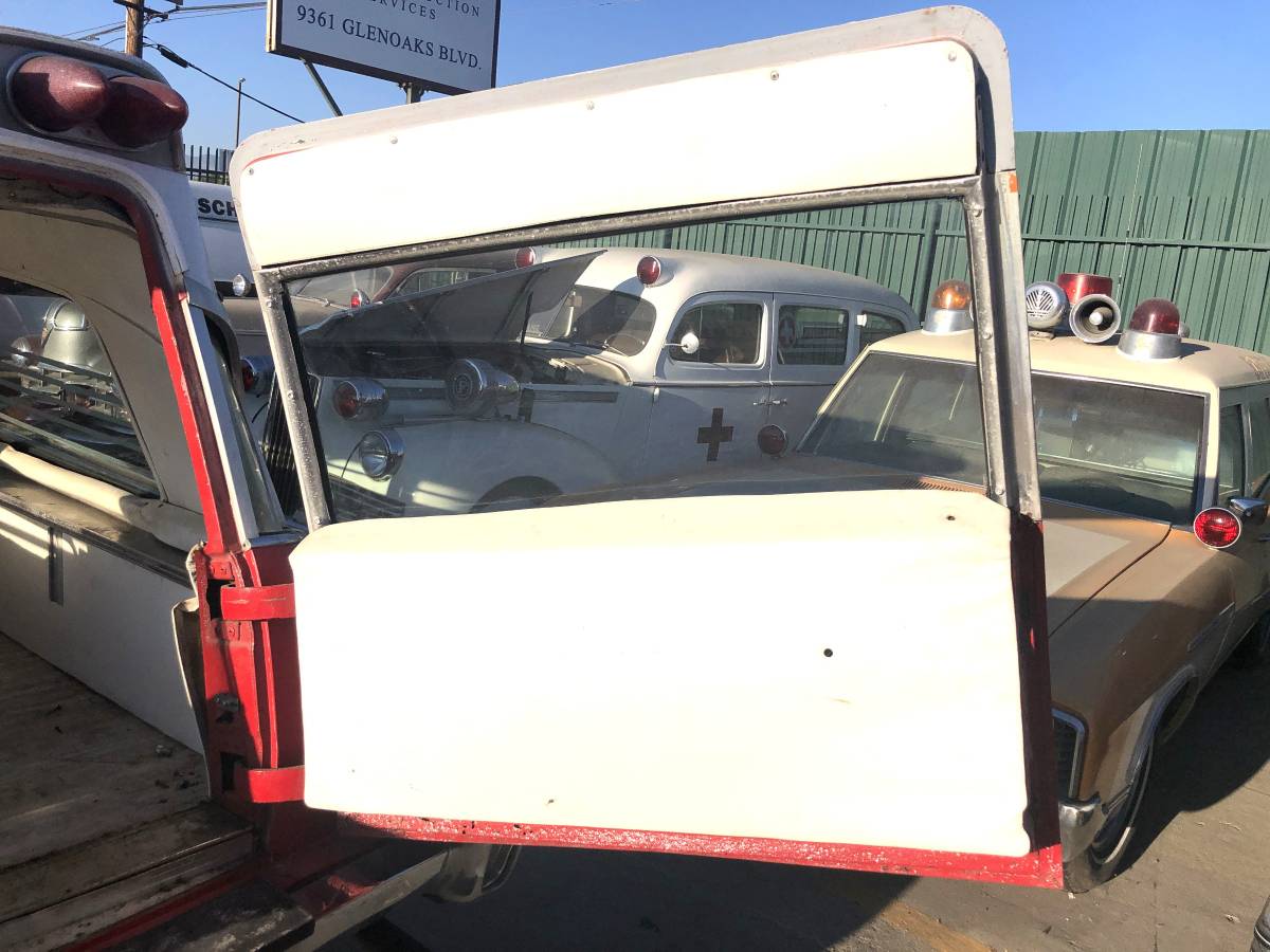 Cadillac-ambulance-1964-red-6