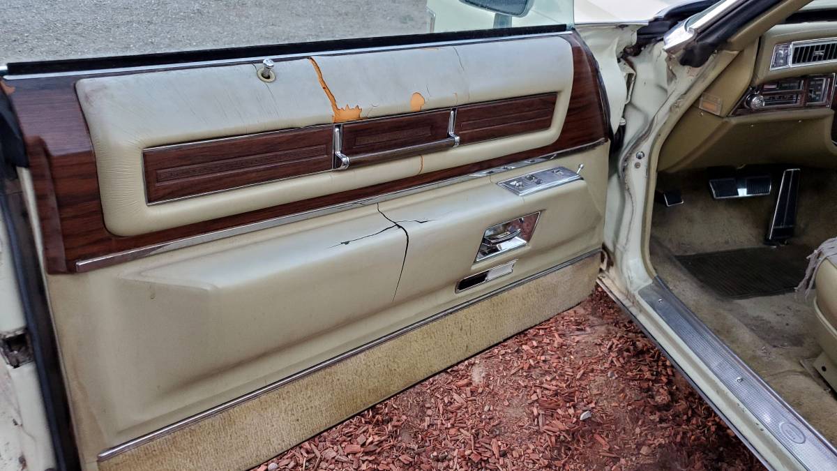 Cadillac-coupe-deville-1976-15