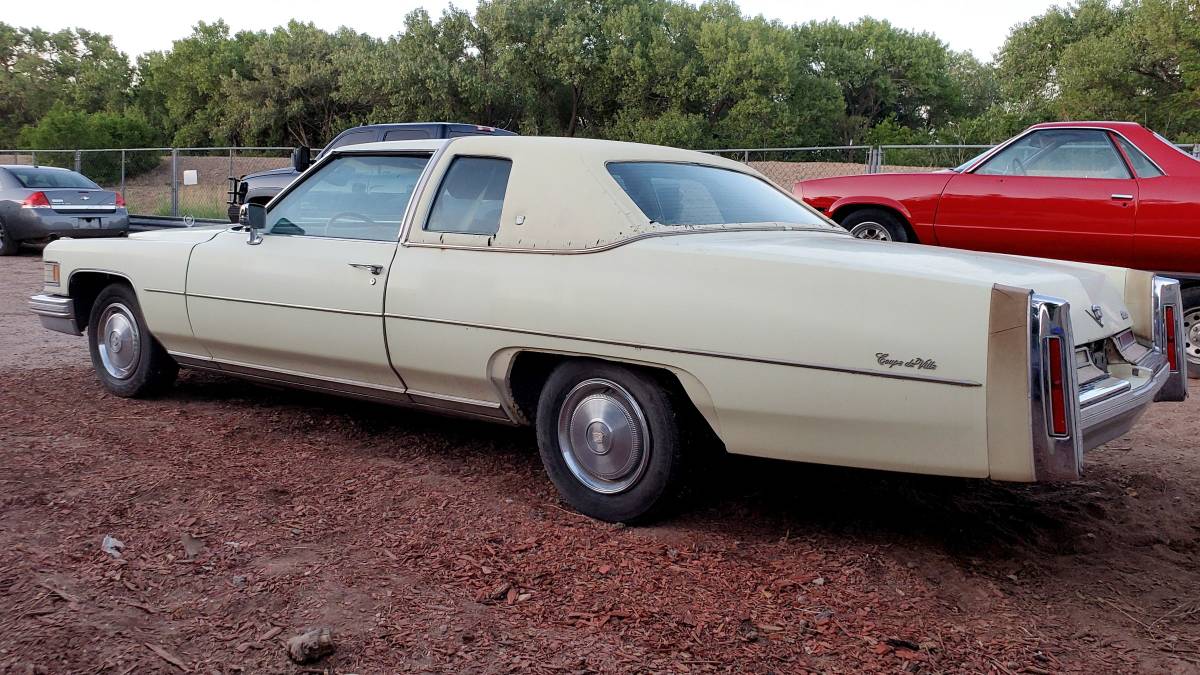 Cadillac-coupe-deville-1976-3