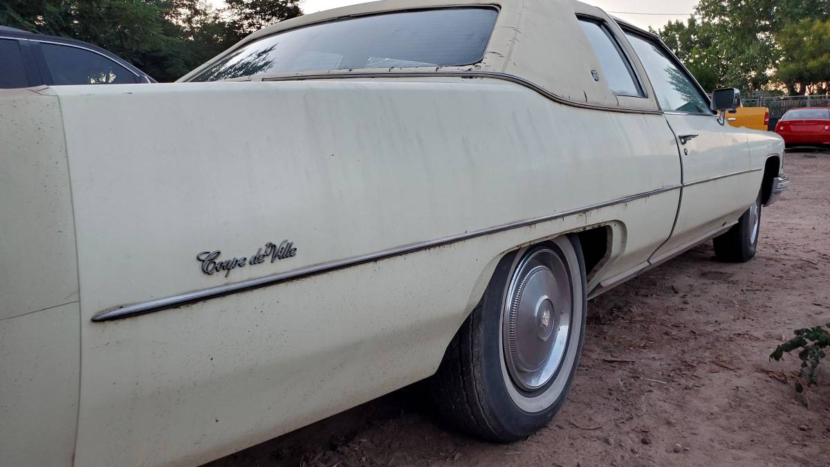 Cadillac-coupe-deville-1976-9