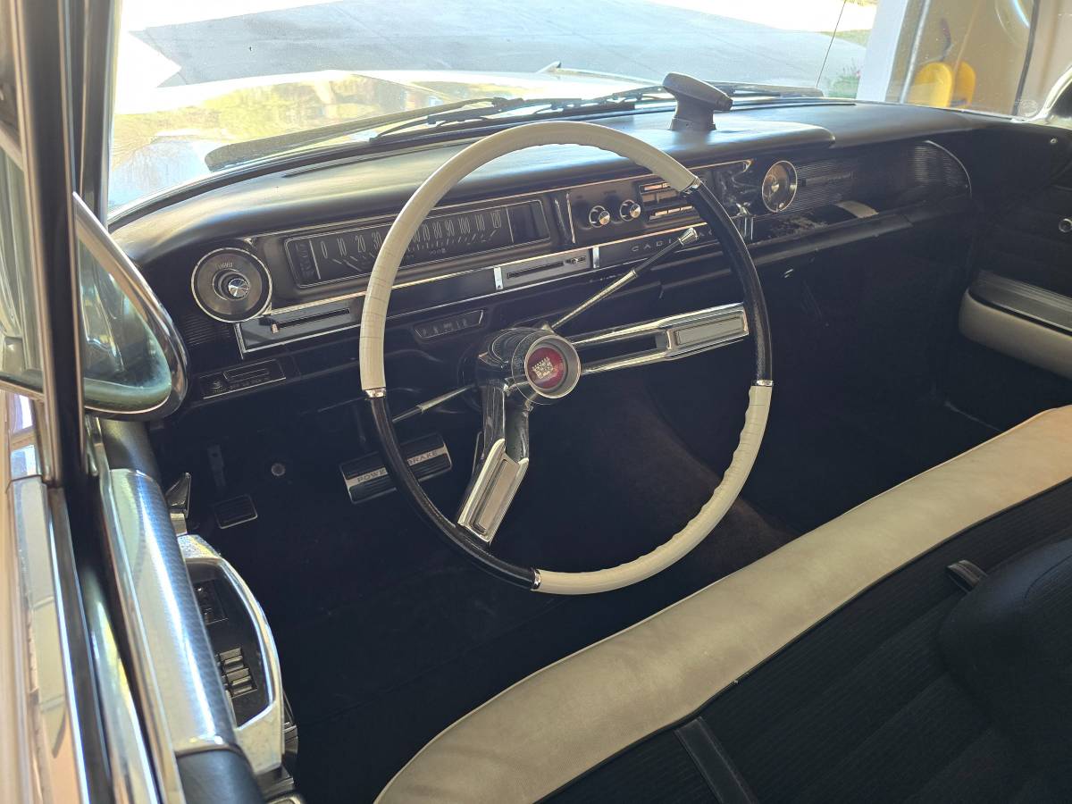 Cadillac-deville-1961-white-9