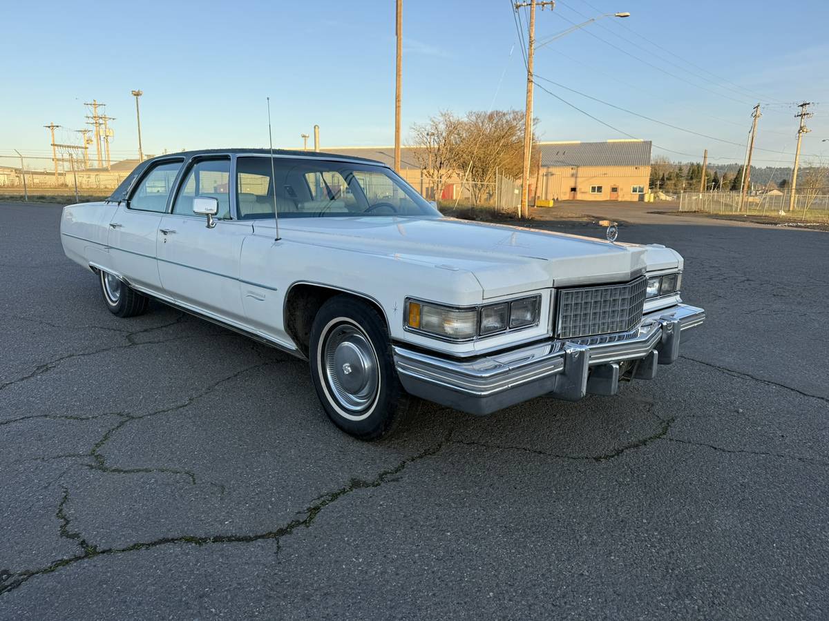 Cadillac-fleetwood-1976-white-10