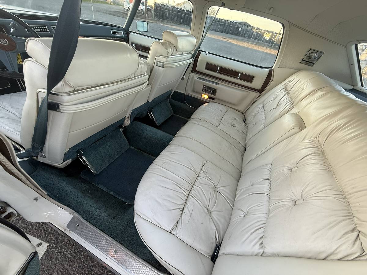 Cadillac-fleetwood-1976-white-13