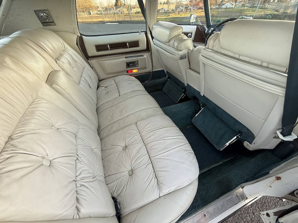 Cadillac-fleetwood-1976-white-14