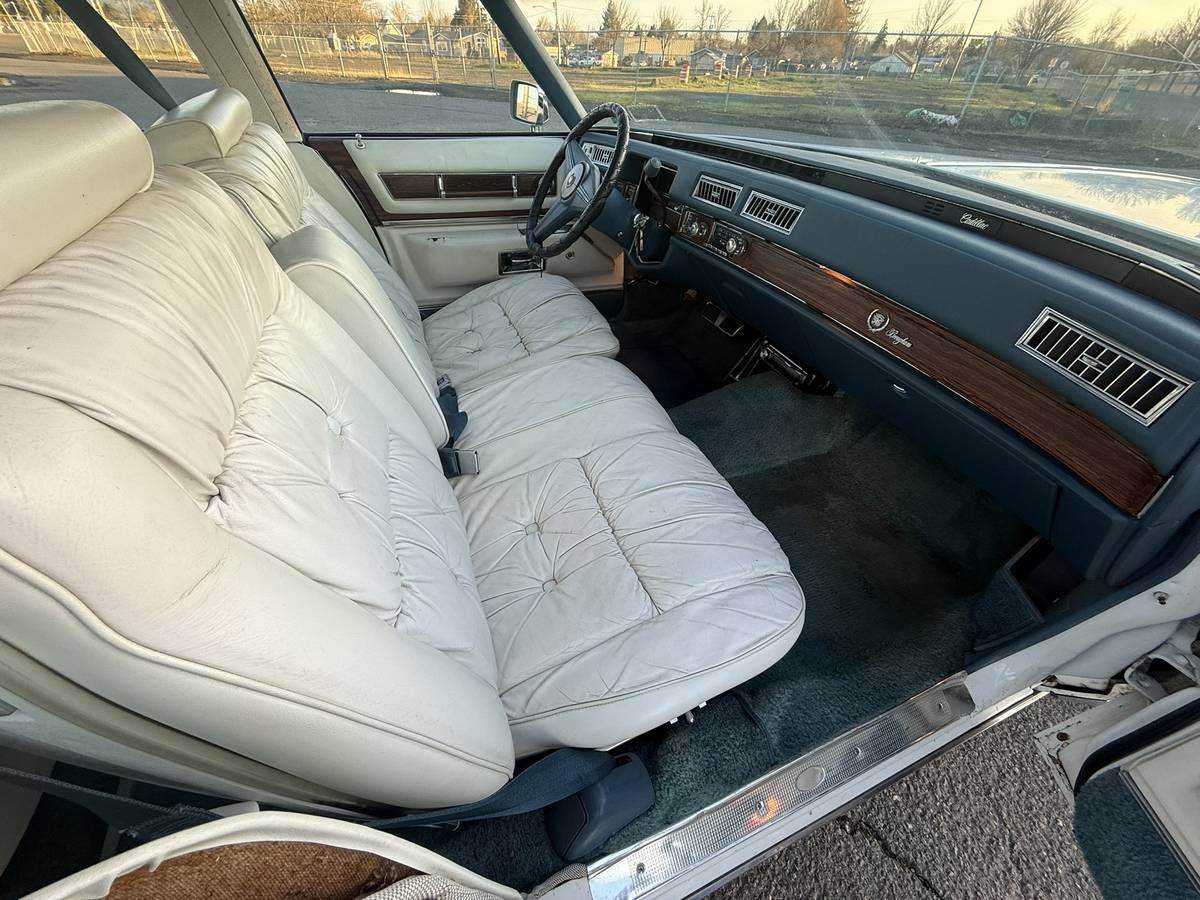 Cadillac-fleetwood-1976-white-15