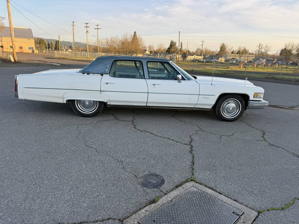 Cadillac-fleetwood-1976-white-2