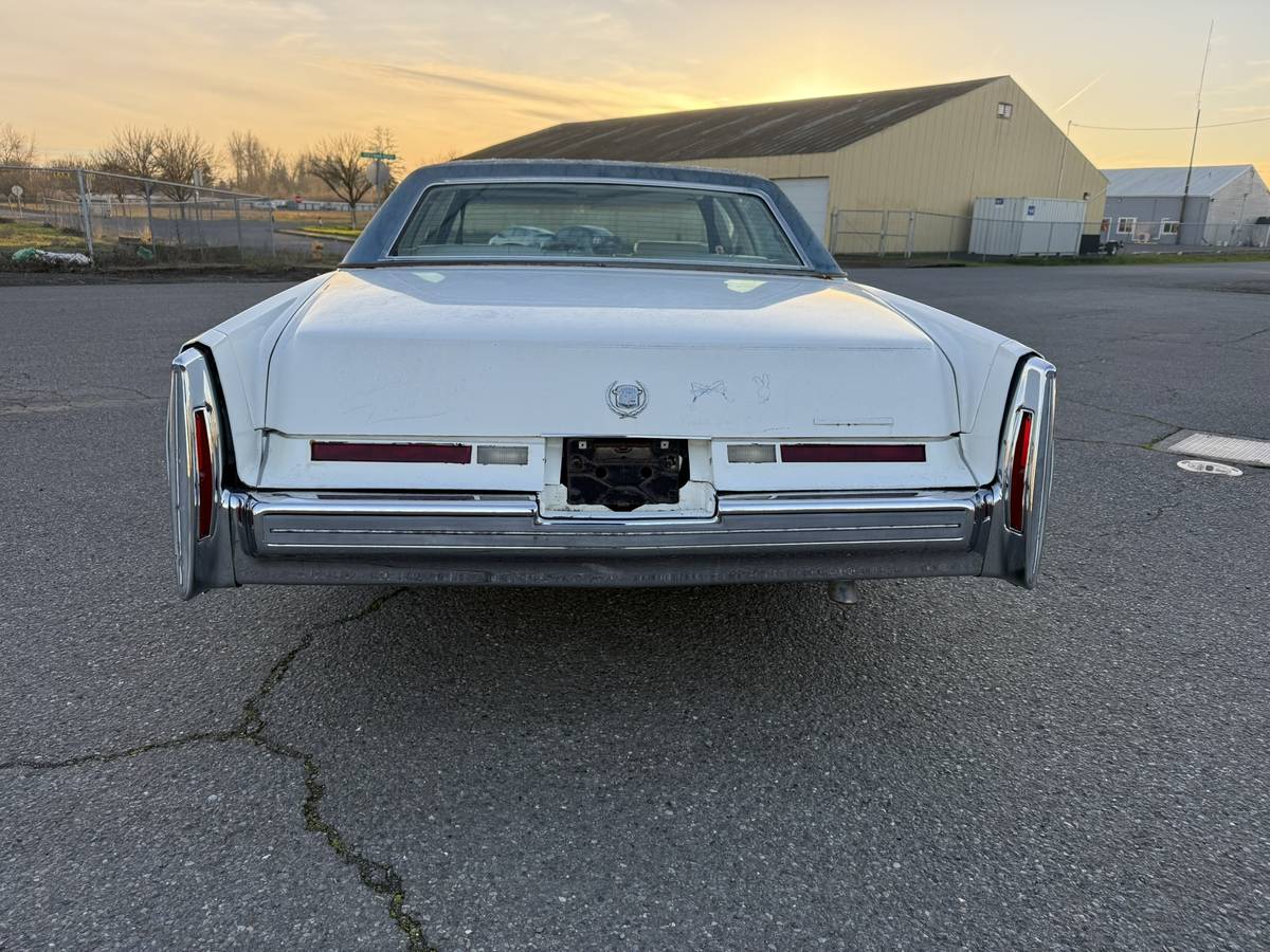 Cadillac-fleetwood-1976-white-2
