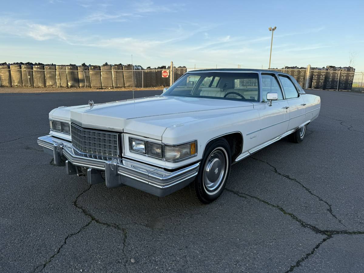 Cadillac-fleetwood-1976-white-4