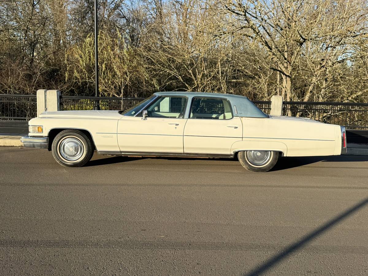 Cadillac-fleetwood-1976-white-4
