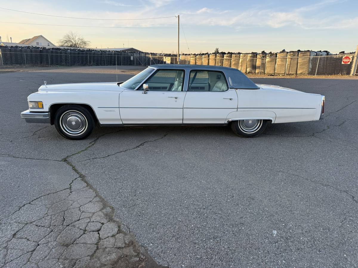 Cadillac-fleetwood-1976-white-7