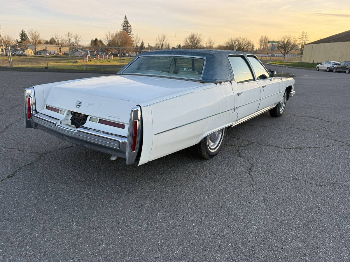 Cadillac-fleetwood-1976-white-8
