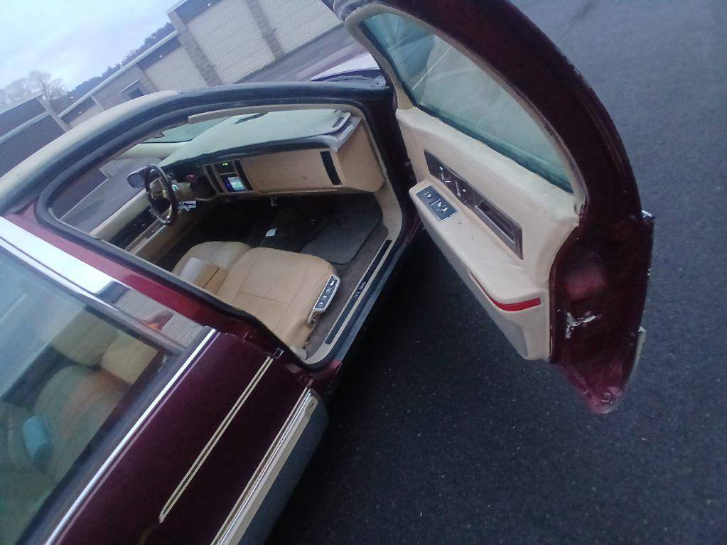 Cadillac-fleetwood-1993-12