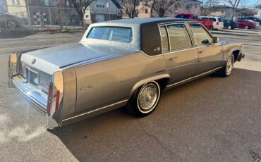 Cadillac-fleetwood-brougham-1982-1