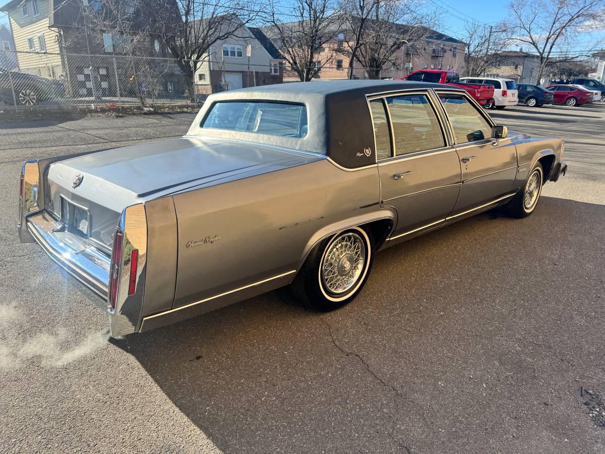 Cadillac-fleetwood-brougham-1982-1
