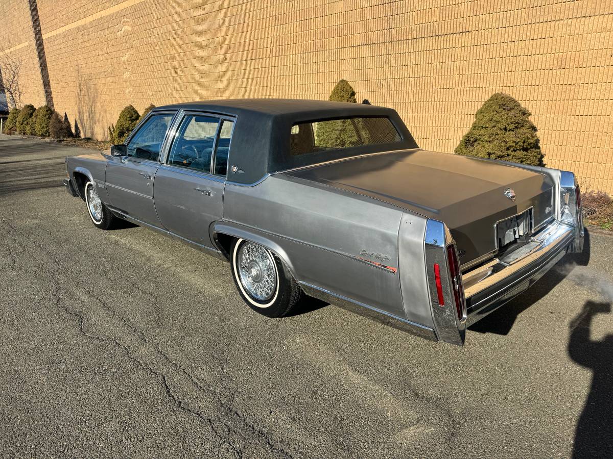 Cadillac-fleetwood-brougham-1982-2