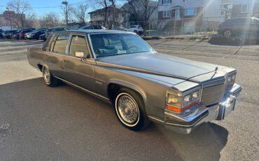 Cadillac-fleetwood-brougham-1982